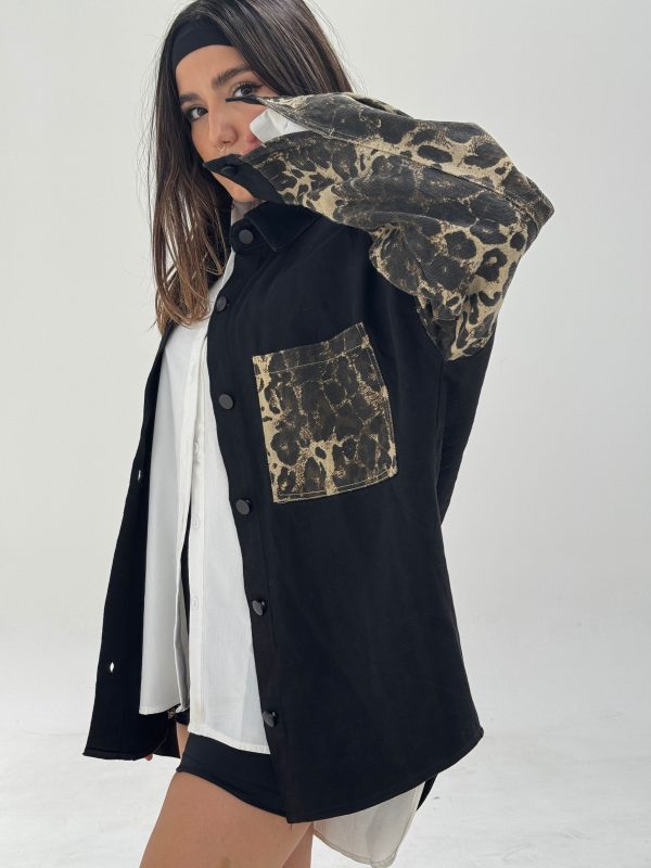 Campera gabardina con animal print - Imagen 4