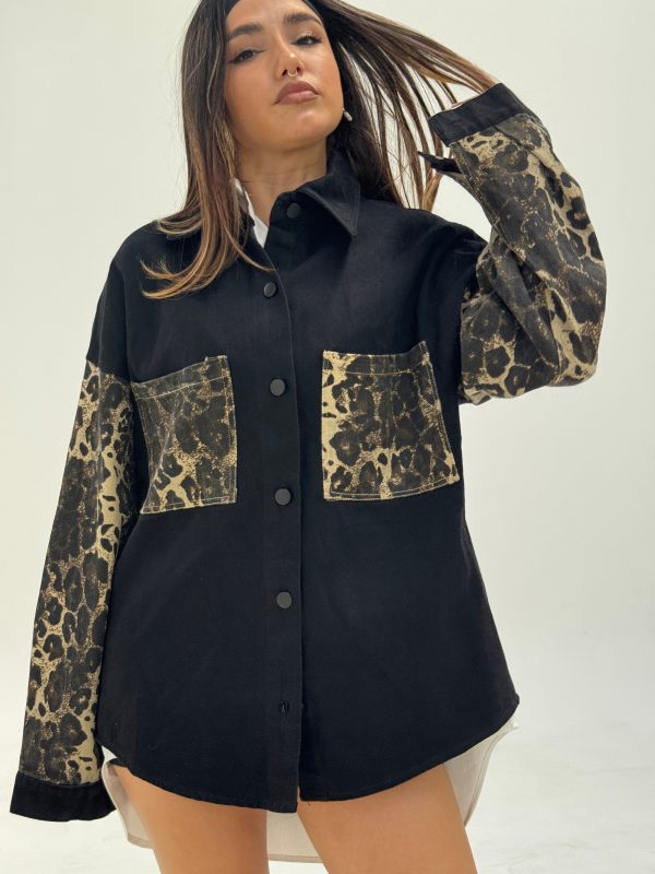 Campera gabardina con animal print - Imagen 2